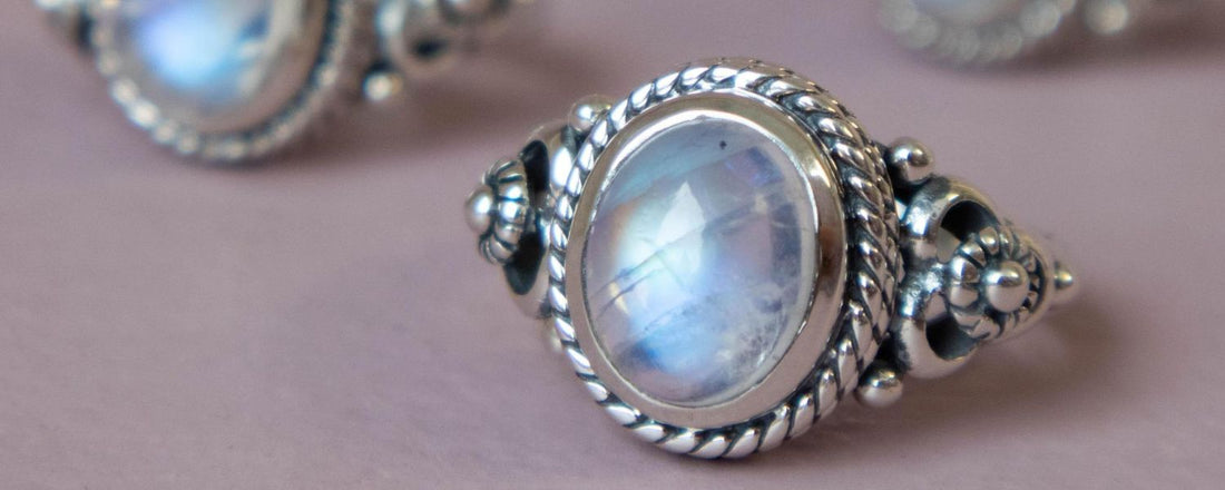rainbow moonstone, moonstone, rainbow moonstone crystal, rainbow moonstone properties, rainbow moonstone jewelry, rainbow moonstone healing properties, moonstone properties, moonstone jewelry, moonstone meaning, rainbow moonstone meaning