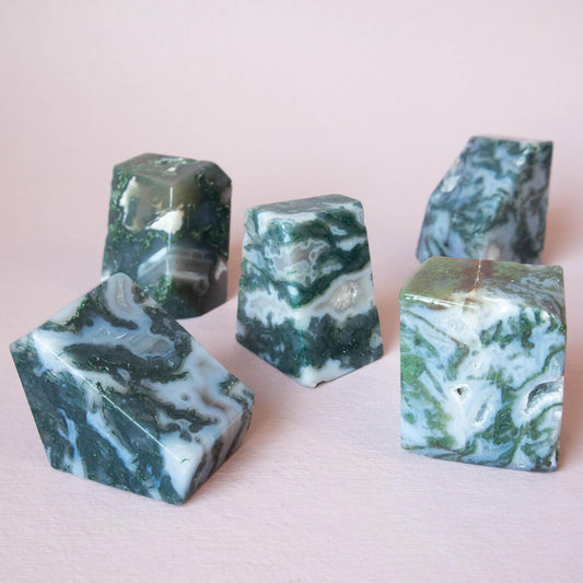 moss agate, moss agate freeform, crystal freeform, moss agate crystal, moss agate stone, moss agate properties, moss agate healing properties, moss agate metaphysical properties, moss agate meaning
